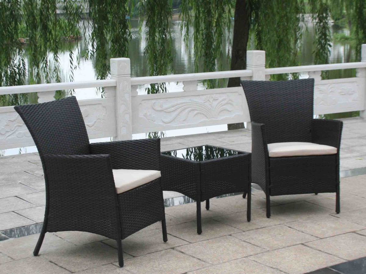 Choosing outdoor wicker replacement cushions and furniture